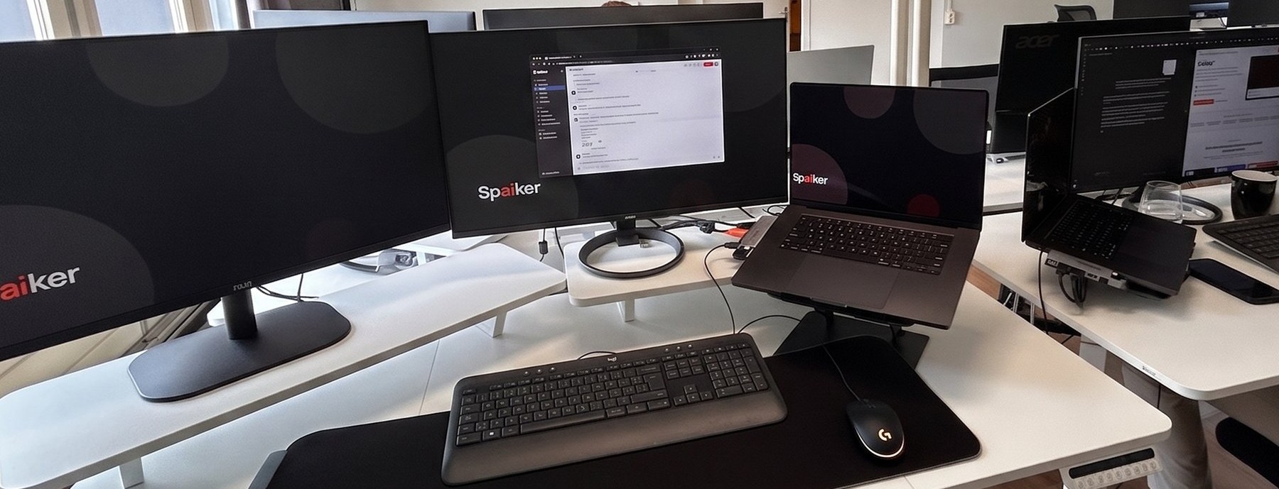 Overzicht van het Spaiker kantoor met werkplekken