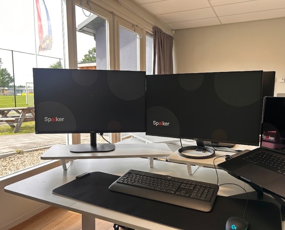 Werkplek bij Spaiker met meerdere schermen